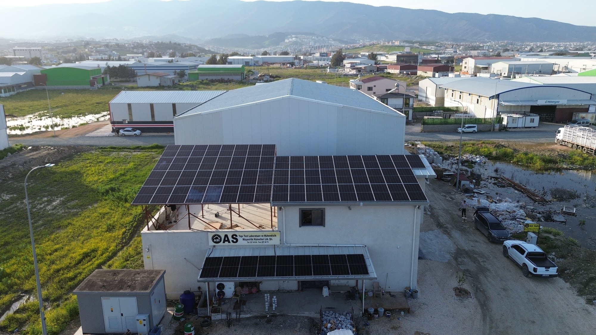 Sanayi tesisi çatısında kurulu güneş enerjisi santrali, drone görünümü