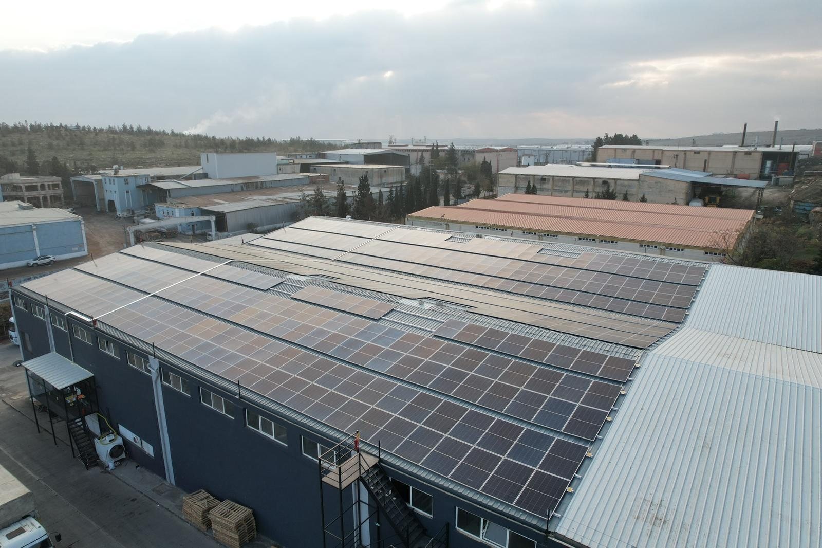 Pandora Enerji'nin kurduğu fabrika çatısı güneş enerjisi santrali, drone görünümü — Şanlıurfa OSB