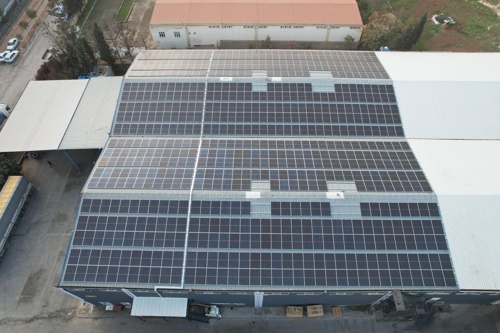 Naz Sentetik Çuval fabrikası çatısındaki güneş enerjisi santrali, drone ile yukarıdan görünüm — Şanlıurfa OSB